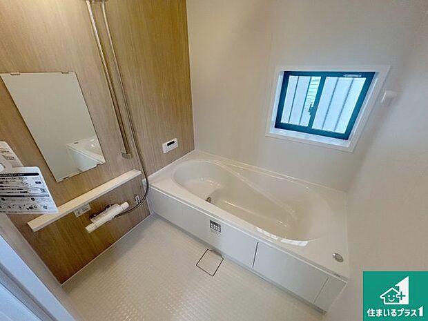 足をゆったり伸ばして寛げる浴槽です。窓が設けられていますので差し込む光が明るく穏やかな雰囲気にしてくれます♪浴室乾燥機も設置しているので、雨の日の洗濯物も安心です♪