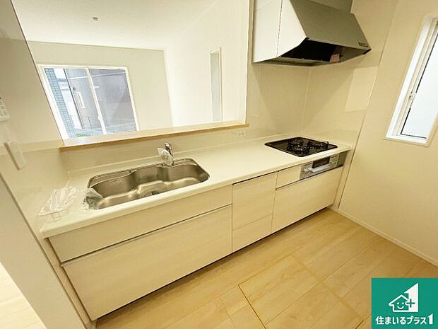 リビングと統一感があり、使い勝手のいいキッチン。広々としているので、二人並んで作業が出来ちゃいます。お子様と一緒に色々なお料理に挑戦できるスペースがあります。