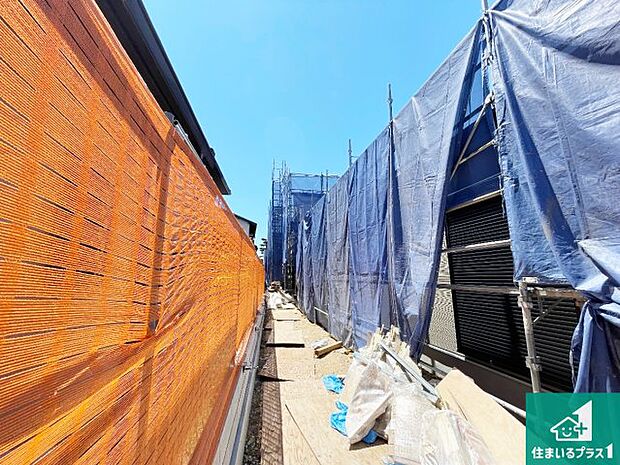 周辺は落ち着いた街並みの住宅地!子育てがしやすい住環境です!まだ未完成ですが、現地でしかわからない事もございます。是非一度ご覧ください。