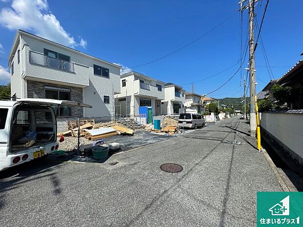 周辺は落ち着いた街並みの住宅地!子育てがしやすい住環境です!まだ未完成ですが、現地でしかわからない事もございます。是非一度ご覧ください。