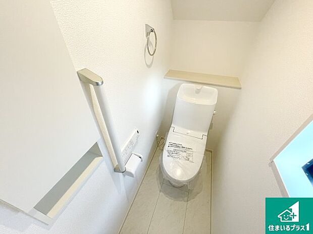 【トイレ】1・2階の2ヶ所にあるので、朝の忙しい時間の順番待ちもなく、深夜の利用にも大変便利です。