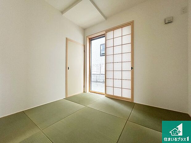 【和室】一室あると便利な和室は客間としてだけでなく、小さなお子様のプレイルームや食後のくつろぎスペースとしてもご利用いただけます。収納もついていますので大活躍間違いなし!