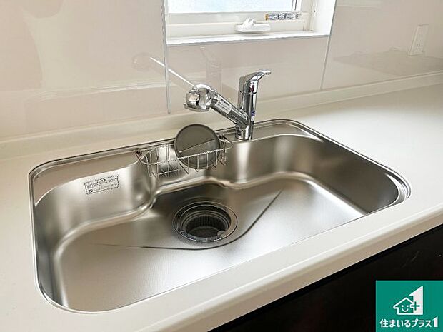 【キッチンシンク】蛇口の先端に浄水器を内蔵しています!原水と浄水、お湯と冷水、シャワーの切替えがワンタッチなので用途によって使い分けられます。