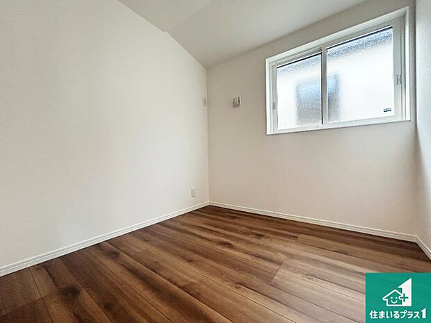 【洋室】寝室は心地よい眠りについてもらいたくて、シンプルかつ開放的な空間な設計にしています！大きな窓から差し込む日が心地いいです♪