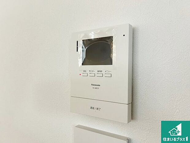 【カラーモニターインターホン】声だけでなく来訪者の姿や顔がモニターで確認できるので、小さなお子様がいらっしゃるご家庭でも安心できます！