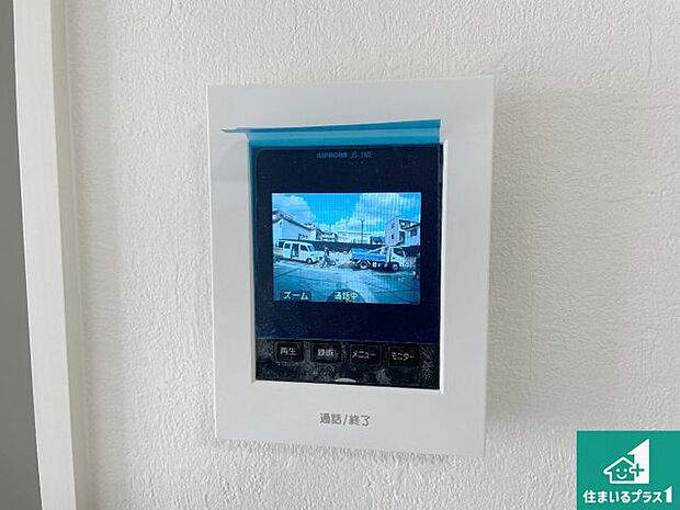 【カラーモニターインターホン】声だけでなく来訪者の姿や顔がモニターで確認できるので、小さなお子様がいらっしゃるご家庭でも安心できます！
