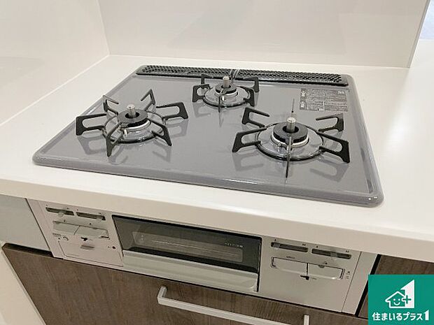 【コンロ】ダブル高火力Ｓｉセンサー付きコンロ！３口あるので、まとめて料理をする時も大活躍！