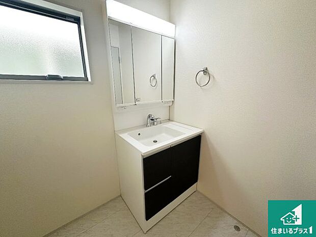 【独立洗面台】清潔感のある洗面台です。フラットな鏡は掃除がしやすく毎日清潔!鏡裏には収納があるのでスッキリとした洗面台が保てます。