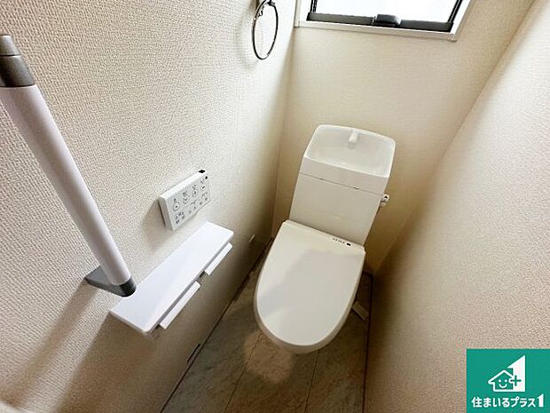 【トイレ】1・2階の2ヶ所にあるので、朝の忙しい時間の順番待ちもなく、深夜の利用にも大変便利です。