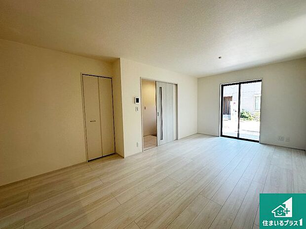 【居間・リビング】日当たり良好の明るいリビングで朝の目覚めもスッキリできそう!対面キッチンでご家族のコミュニケーションも自然と増える設計!小さなお子様が遊ぶスペースを作っても広々とくつろげるLDK!