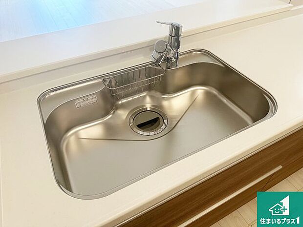 【キッチンシンク】蛇口の先端に浄水器を内蔵しています!原水と浄水、お湯と冷水、シャワーの切替えがワンタッチなので用途によって使い分けられます。