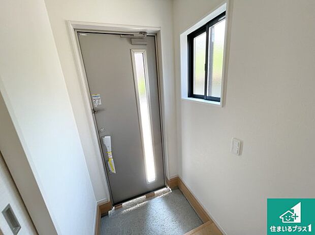 【玄関】シューズボックスにはたくさんの靴が収納できるので玄関周りはいつもスッキリ!ご家族が増えても安心!