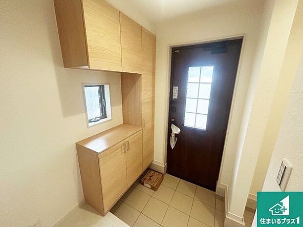 【玄関】ご家族皆様の靴もたっぷり収まる大容量の玄関収納を設けました。見た目もスッキリ綺麗な玄関に!