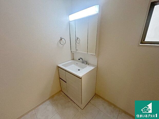 【独立洗面台】清潔感のある洗面台です。フラットな鏡は掃除がしやすく毎日清潔!鏡裏には収納があるのでスッキリとした洗面台が保てます。