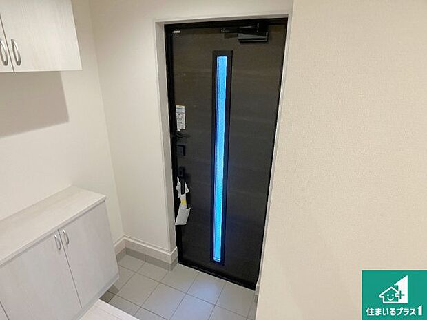 【玄関】シューズボックスにはたくさんの靴が収納できるので玄関周りはいつもスッキリ！ご家族が増えても安心！