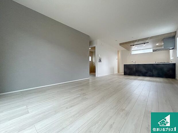 【居間・リビング】日当たり良好の明るいリビングで朝の目覚めもスッキリできそう！対面キッチンでご家族のコミュニケーションも自然と増える設計！小さなお子様が遊ぶスペースを作っても広々とくつろげるLDK！