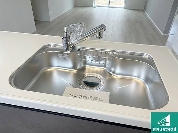 【キッチンシンク】蛇口の先端に浄水器を内蔵しています！原水と浄水、お湯と冷水、シャワーの切替えがワンタッチなので用途によって使い分けられます。