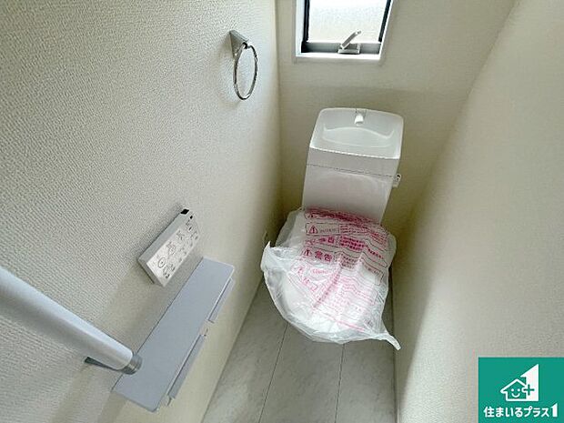 【トイレ】1・2階の2ヶ所にあるので、朝の忙しい時間の順番待ちもなく、深夜の利用にも大変便利です。