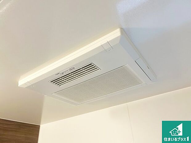 【浴室暖房乾燥機】四季を通して快適なバスライフをお手伝いする浴室暖房乾燥機!浴室の乾燥・暖房・涼風・換気はもちろん、24時間換気にも対応!