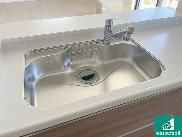 【キッチンシンク】蛇口の先端に浄水器を内蔵しています!原水と浄水、お湯と冷水、シャワーの切替えがワンタッチなので用途によって使い分けられます。