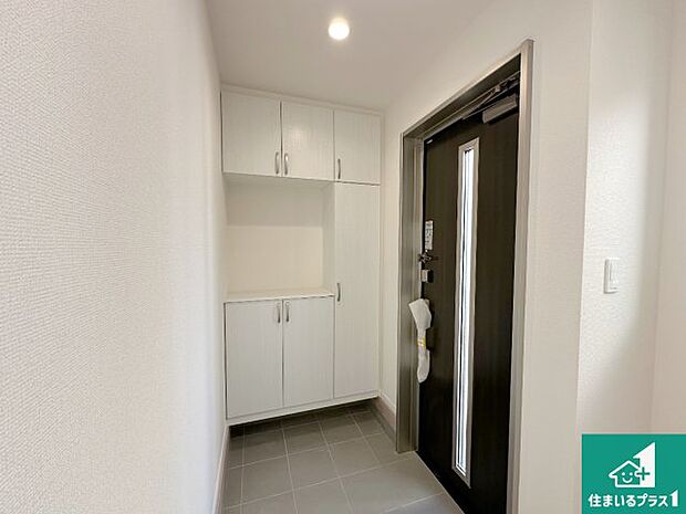 【玄関】シューズボックスにはたくさんの靴が収納できるので玄関周りはいつもスッキリ!ご家族が増えても安心!