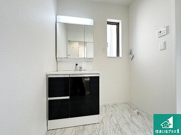 【独立洗面台】清潔感のある洗面台です。フラットな鏡は掃除がしやすく毎日清潔!鏡裏には収納があるのでスッキリとした洗面台が保てます。