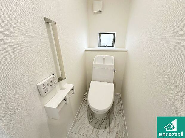 【トイレ】1・2階の2ヶ所にあるので、朝の忙しい時間の順番待ちもなく、深夜の利用にも大変便利です。