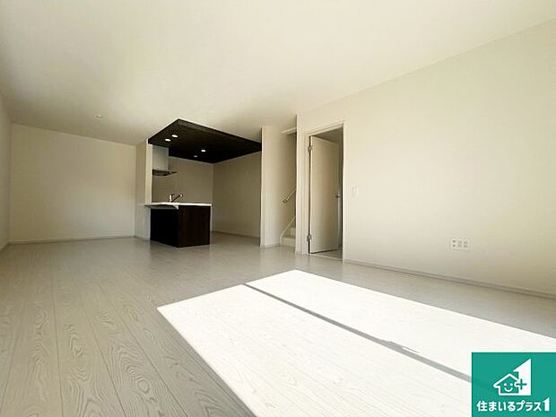 【居間・リビング】日当たり良好の明るいリビングで朝の目覚めもスッキリできそう!対面キッチンでご家族のコミュニケーションも自然と増える設計!小さなお子様が遊ぶスペースを作っても広々とくつろげるLDK!