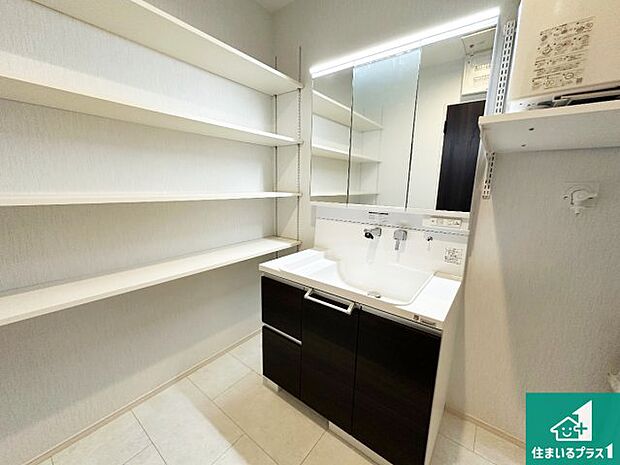 【独立洗面台】清潔感のある洗面台です。フラットな鏡は掃除がしやすく毎日清潔!鏡裏には収納があるのでスッキリとした洗面台が保てます。