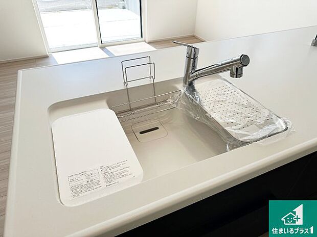 【キッチンシンク】蛇口の先端に浄水器を内蔵しています!原水と浄水、お湯と冷水、シャワーの切替えがワンタッチなので用途によって使い分けられます。