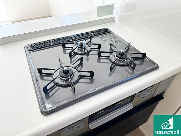 【コンロ】ダブル高火力Siセンサー付きコンロ!3口あるので、まとめて料理をする時も大活躍!
