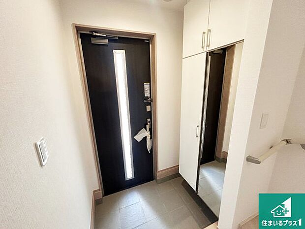 【玄関】シューズボックスにはたくさんの靴が収納できるので玄関周りはいつもスッキリ！ご家族が増えても安心！