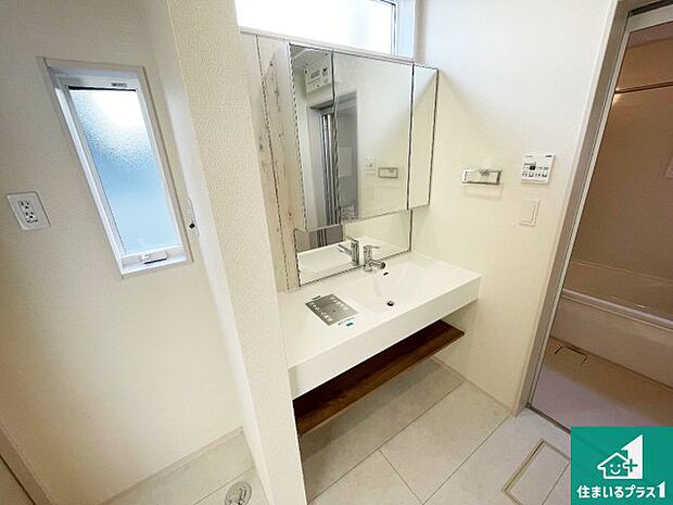 【独立洗面台】清潔感のある洗面台です。フラットな鏡は掃除がしやすく毎日清潔!鏡裏には収納があるのでスッキリとした洗面台が保てます。