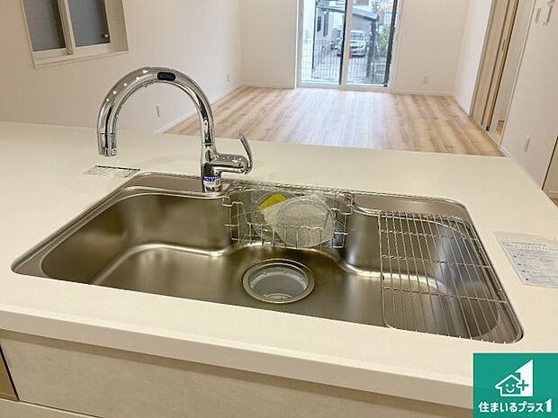 【キッチンシンク】蛇口の先端に浄水器を内蔵しています!原水と浄水、お湯と冷水、シャワーの切替えがワンタッチなので用途によって使い分けられます。