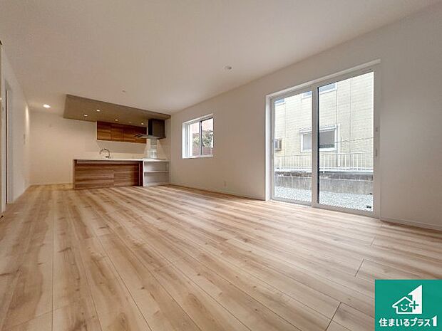 【居間・リビング】日当たり良好の明るいリビングで朝の目覚めもスッキリできそう！対面キッチンでご家族のコミュニケーションも自然と増える設計！小さなお子様が遊ぶスペースを作っても広々とくつろげるLDK！