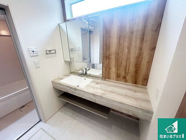 【独立洗面台】清潔感のある洗面台です。フラットな鏡は掃除がしやすく毎日清潔!鏡裏には収納があるのでスッキリとした洗面台が保てます。