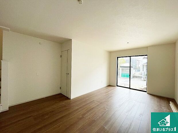 【居間・リビング】日当たり良好の明るいリビングで朝の目覚めもスッキリできそう!対面キッチンでご家族のコミュニケーションも自然と増える設計!小さなお子様が遊ぶスペースを作っても広々とくつろげるLDK!