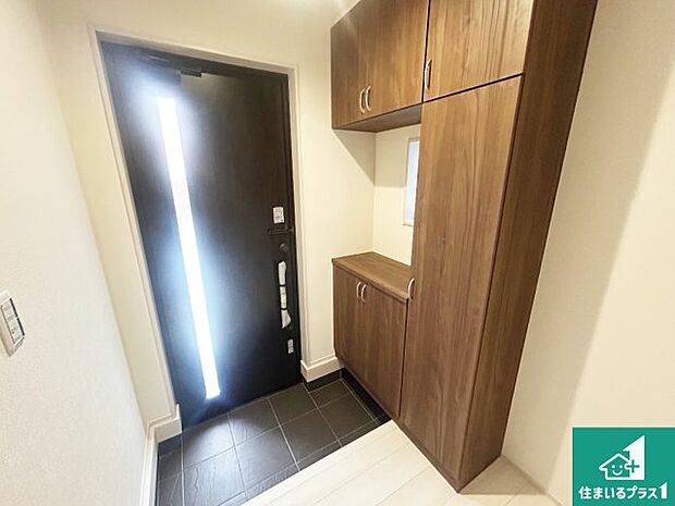 【玄関】シューズボックスにはたくさんの靴が収納できるので玄関周りはいつもスッキリ！ご家族が増えても安心！