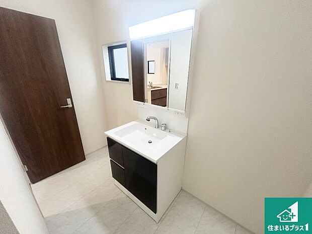 【独立洗面台】清潔感のある洗面台です。フラットな鏡は掃除がしやすく毎日清潔！鏡裏には収納があるのでスッキリとした洗面台が保てます。