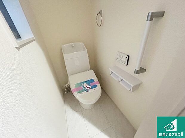 【トイレ】1・2階の2ヶ所にあるので、朝の忙しい時間の順番待ちもなく、深夜の利用にも大変便利です。