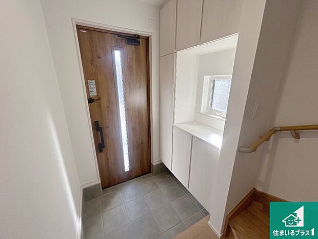 【玄関】シューズボックスにはたくさんの靴が収納できるので玄関周りはいつもスッキリ！ご家族が増えても安心！