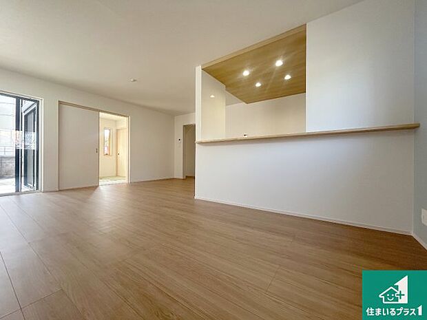 【居間・リビング】日当たり良好の明るいリビングで朝の目覚めもスッキリできそう！対面キッチンでご家族のコミュニケーションも自然と増える設計！小さなお子様が遊ぶスペースを作っても広々とくつろげるLDK！