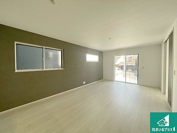 【居間・リビング】日当たり良好の明るいリビングで朝の目覚めもスッキリできそう!対面キッチンでご家族のコミュニケーションも自然と増える設計!小さなお子様が遊ぶスペースを作っても広々とくつろげるLDK!