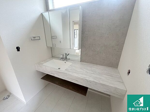 【独立洗面台】清潔感のある洗面台です。フラットな鏡は掃除がしやすく毎日清潔!鏡裏には収納があるのでスッキリとした洗面台が保てます。