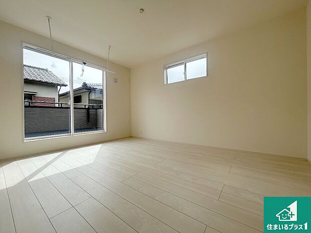 【洋室】シンプルな洋室は、自分好みのインテリアが楽しめます♪ご家族とインテリアや家具を選びに行くのは新築購入時の醍醐味の一つです。ぜひお楽しみください♪