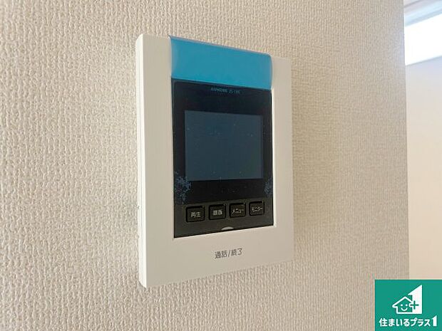 【カラーモニターインターホン】声だけでなく来訪者の姿や顔がモニターで確認できるので、小さなお子様がいらっしゃるご家庭でも安心できます!