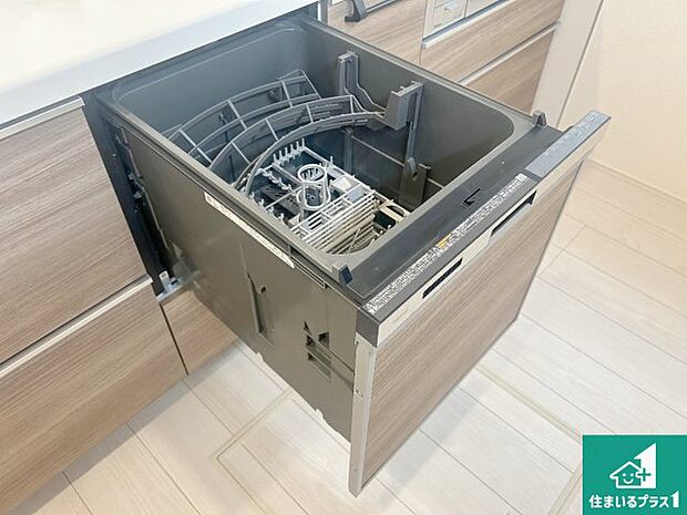 【食器洗い乾燥機】食事後の一仕事、食器洗いをボタン一つでお任せできちゃいます!場所を取らないビルトイン式なので、お料理スペースもしっかり確保!