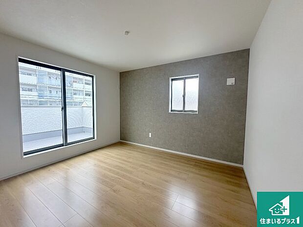 【洋室】寝室は心地よい眠りについてもらいたくて、シンプルかつ開放的な空間な設計にしています!大きな窓から差し込む日が心地いいです♪