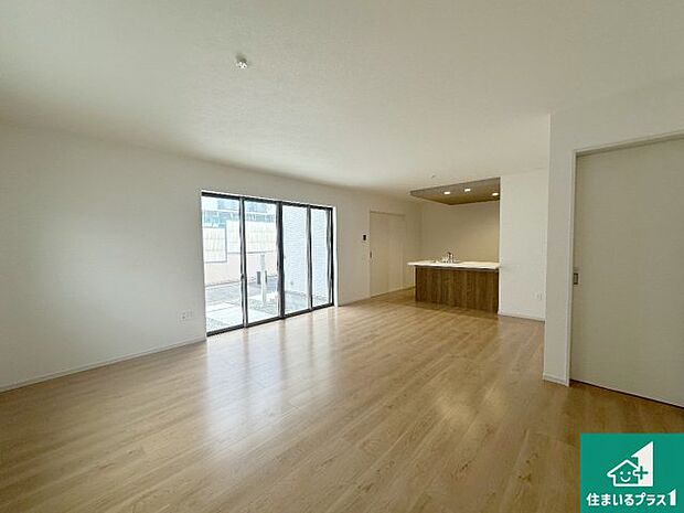 【居間・リビング】日当たり良好の明るいリビングで朝の目覚めもスッキリできそう!対面キッチンでご家族のコミュニケーションも自然と増える設計!小さなお子様が遊ぶスペースを作っても広々とくつろげるLDK!