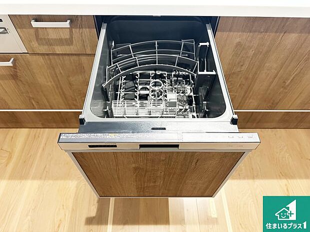 【食器洗浄乾燥機】食事後の一仕事、食器洗いをボタン一つでお任せできちゃいます!場所を取らないビルトイン式なので、お料理スペースもしっかり確保!